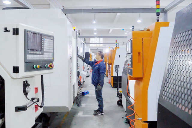Máy móc vận hành công nhân nhà máy trong một môi trường công nghiệp, được bao quanh bởi nhiều loại công cụ điện khác nhau như búa phá hủy, búa quay và búa Jack, cùng với cả các mô hình AC và không dây.