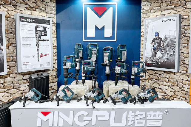 Phạm vi công cụ năng lượng đa dạng của Mingpu được trưng bày, bao gồm búa phá hủy, búa quay và búa Jack, với cả hai mô hình AC và không dây được trưng bày.